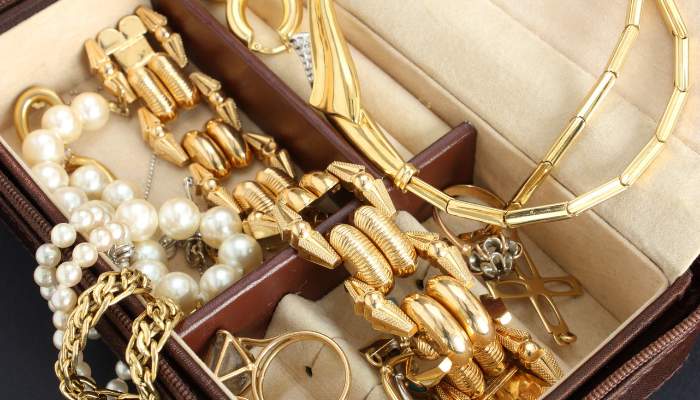 11 Ways to Pack Necklaces for Moving So They Arrive in Perfect Condition